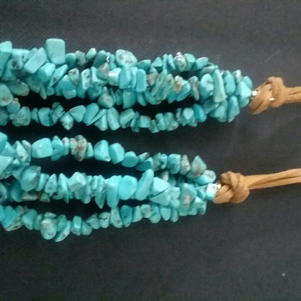 Turquoise chips and leather necklace